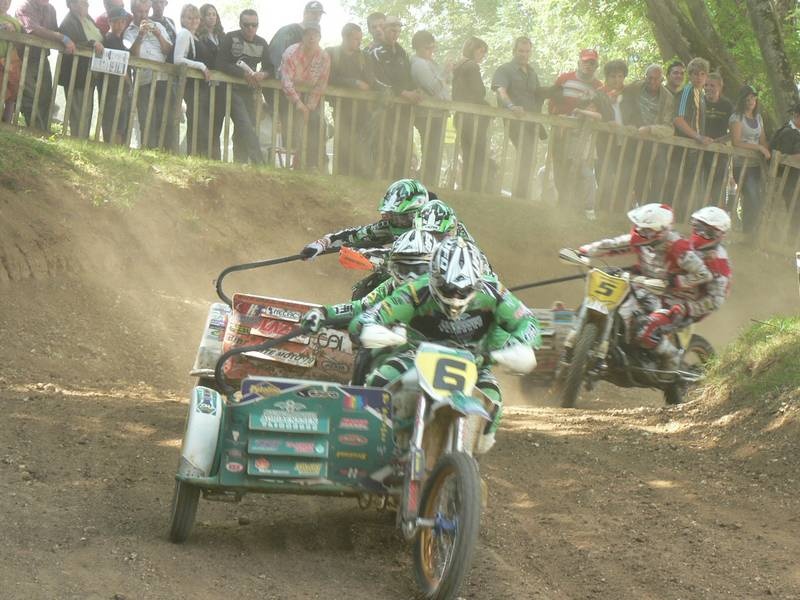 Seconde manche side-car : superbe lutte entre le Belge Andrianssen/Auvray, les français Giraud/Musset, les lettons Rupeiks/Stupelis et Daiders/Daiders