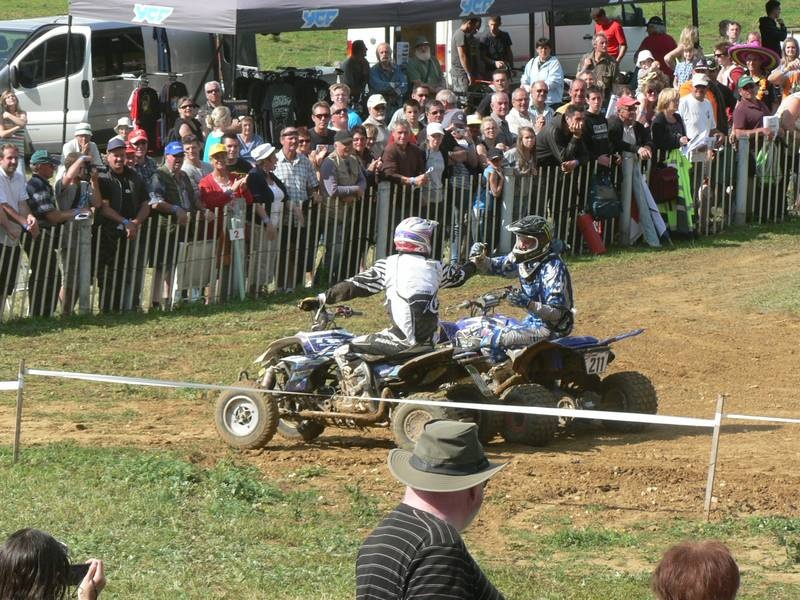 Yohan Marie du Moto-Club Bellêmois félicite Cyril Lamet à l'issu de la seconde manche